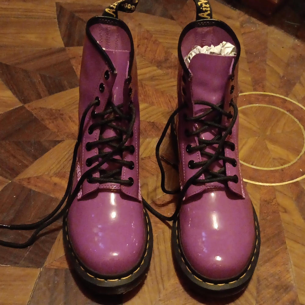 DR MARTINS 1460 W AIRWAIR PATENT LEATHER PURPLE BOOTS 8